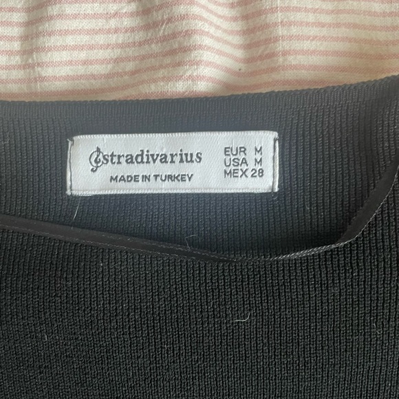 $15 STRADIVARIUS | Black M Long Sleeve - Picture 3 of 3